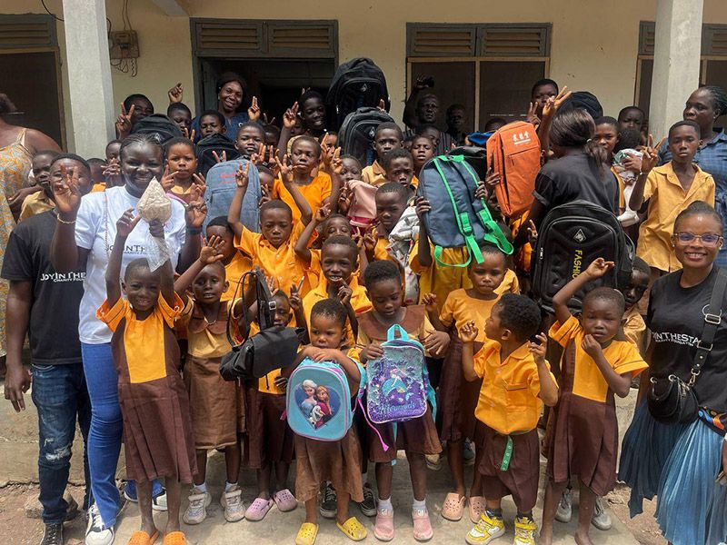Spenden von Schuluniformen, Schultaschen und Schuhen an die Abi Grundschule Jinijini-Berekum
