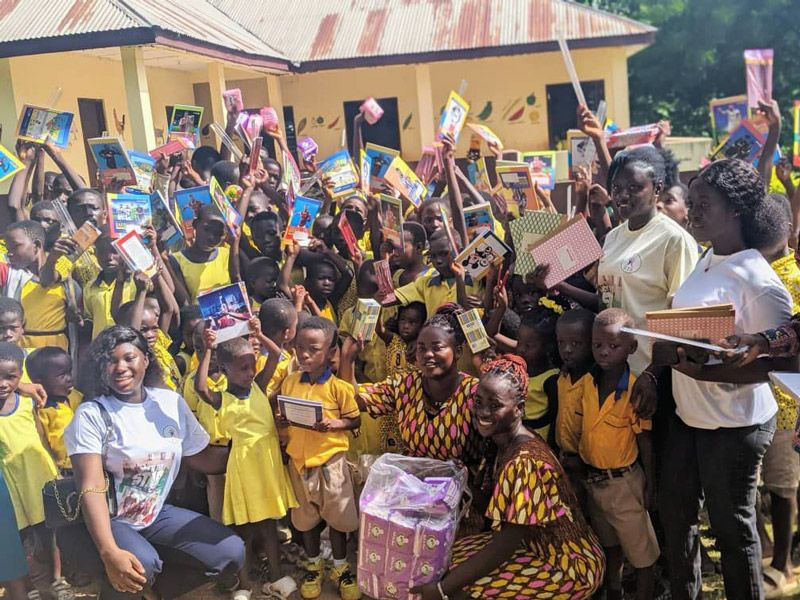 Spendenaktion von Schulsachen von JITS in Ghana