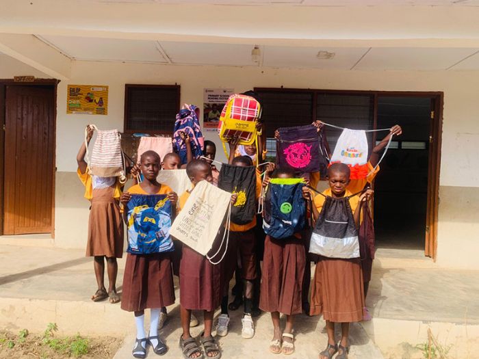 Spenden von Rucksäcken von der Charity-Organisation in  Ghana