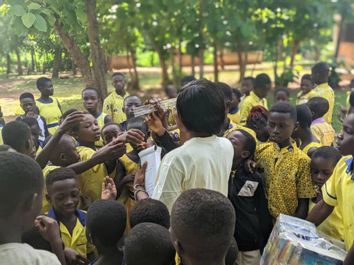 Spende von Schulsachen von Joy In The Star in Afrika