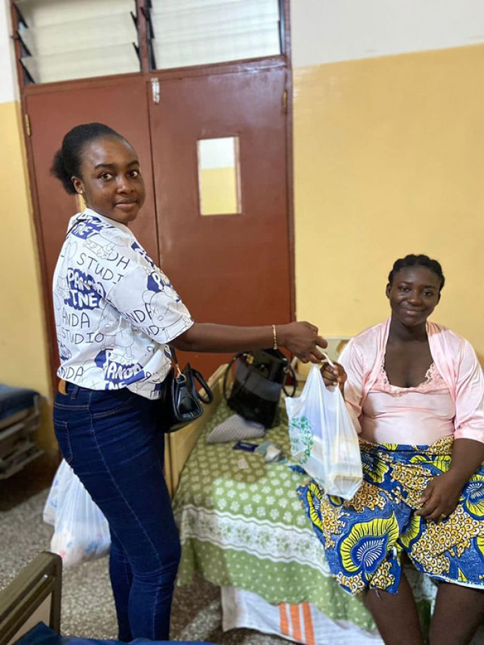 Spendenpakete für das Krankenhaus in Berekum